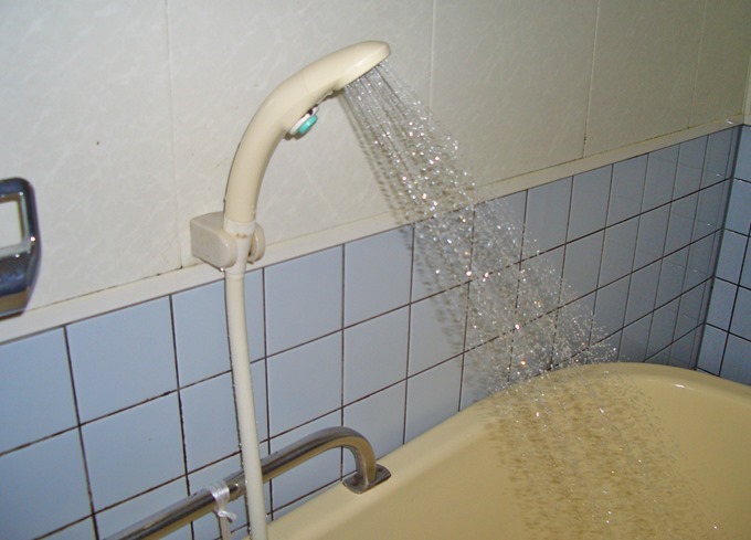 古いシャワーヘッドの水の拡散具合