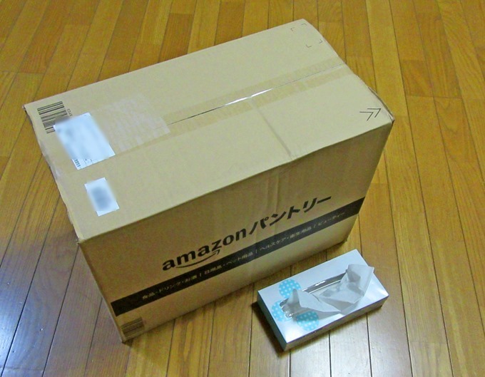 Amazonパントリーの箱とティッシュペーパーの箱の大きさ比較