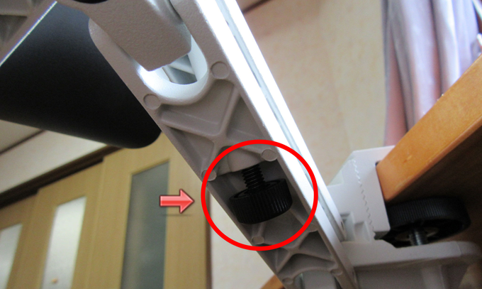 アームの裏にある調節ネジを締めるだけ アームの裏にある調節ネジを締めるだけ