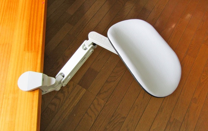 エルゴレスト・アームレストは柔軟に動いて肘の動きをカバー エルゴレスト・アームレストは柔軟に動いて肘の動きをカバー