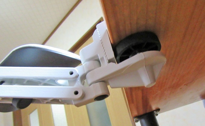 アームレストの取り付け部分を天板に挟んでネジを締めただけ アームレストの取り付け部分を天板に挟んでネジを締めただけ