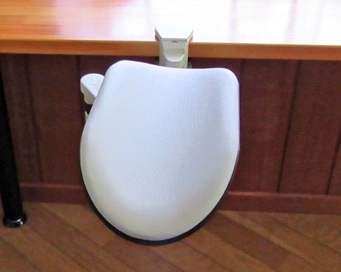 アームレストに肘を置いてみる アームレストに肘を置いてみる