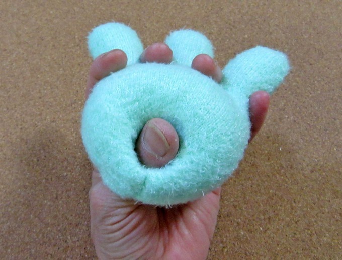 ふかふか手のまくらを指にはめた状態