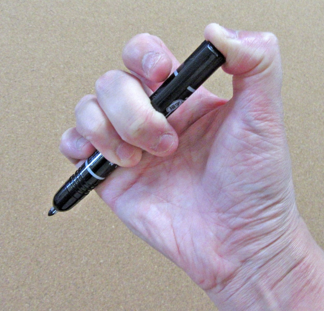 ワンタッチですぐ書ける！片手で使えるノック式油性ペンの使用感が地味に良い