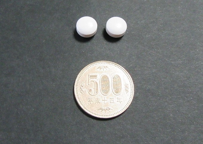 ルルアタックEXの錠剤の大きさを500円玉と比較