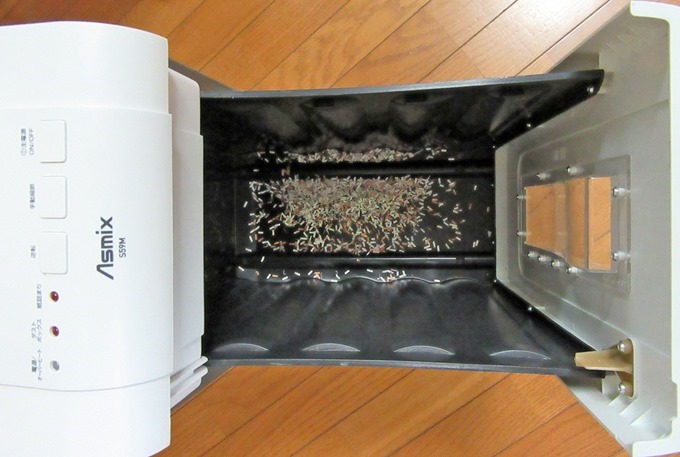 シュレッダーでカット後のダストボックス内