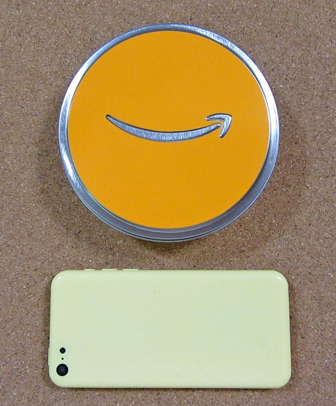 Amazonギフト券シルバー缶オレンジのサイズをiPhone 5Cと比較