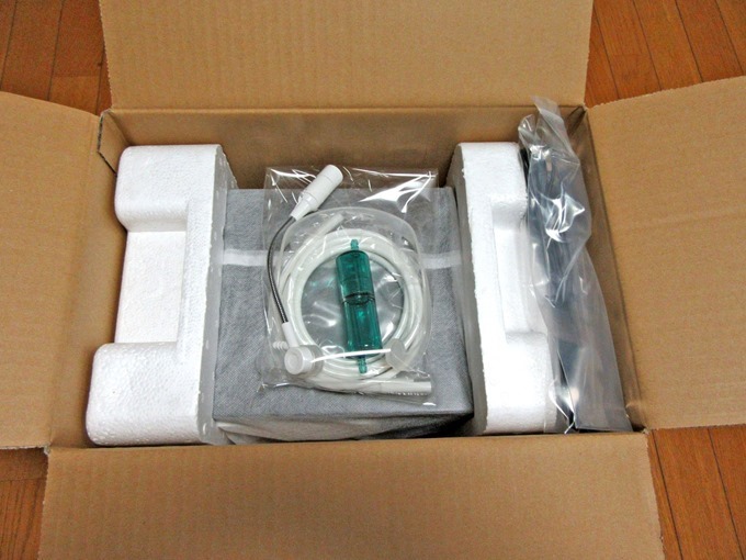 箱の中に入っている酸素発生器の部品