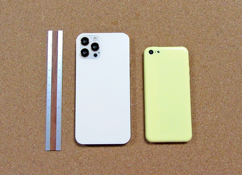 iPhone12proとiPhone 5Cモックアップの比較