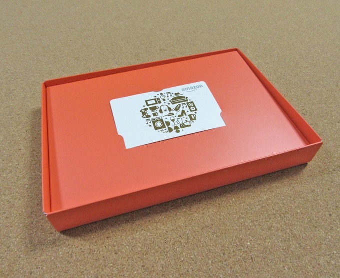 Amazonカタログ型ギフト券オレンジ色の箱の中のAmazonギフトカード（斜め）