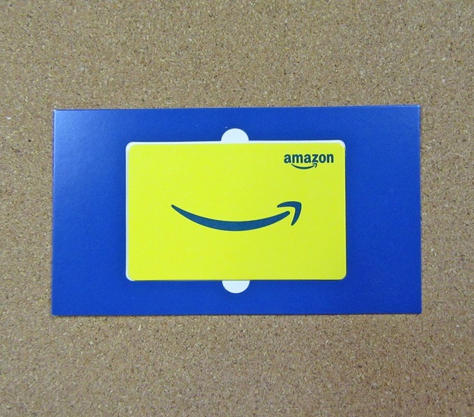 Amazon封筒型ギフト券イエローフルーツからギフトカードを取り出した状態