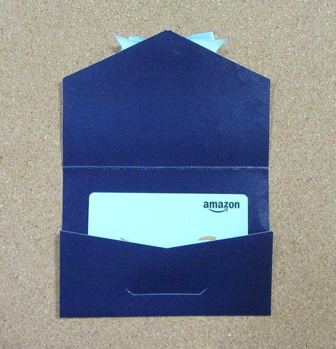 青のリボンミニサイズ封筒Amazonギフト券の封を開いた状態